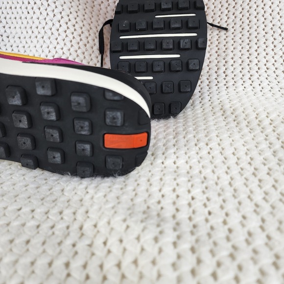 Nike Waffle One Women's Size 8 Active Fuchsia University Gold DC2533-600 - Picture 12 of 13